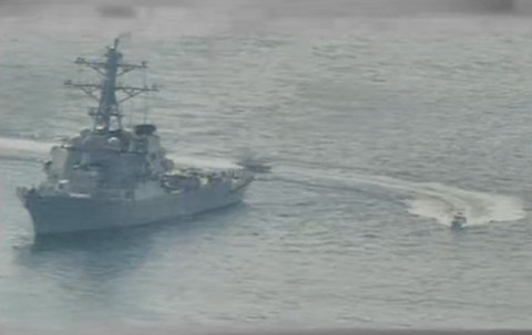Kapal Garda Revolusi Iran mendekati kapal perang AS. Foto: Reuters/U.S. Navy/Handout