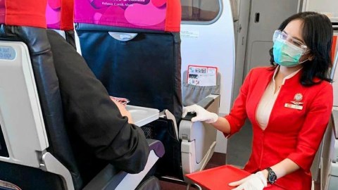 Penerapan protokol kenormalan yang baru pramugari AirAsia pasca PSBB. Foto: Instagram @airasia_bhsindonesia