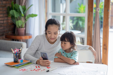 Ilustrasi anak balita belajar dengan gadget. Foto: Shutterstock
