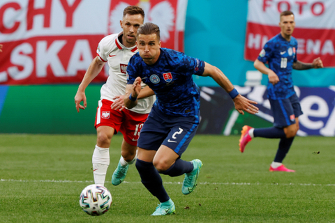 Hasil Euro 2020: Ada Gol Bunuh Diri & Kartu Merah, Polandia Keok dari Slowakia (1)