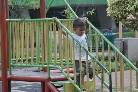 Seorang anak bermain di RPTRA Taman Menteng, Jakarta.   Foto: Helmi Afandi Abdullah/kumparan 