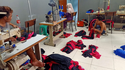 Kegiatan produksi konveksi dan sablon UMKM milik Hendro Rahmandani di Kawasan Bekasi, Jawa Barat. Foto: Dok. Pribadi