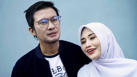 Artis sekaligus politikus, Mandala Shoji bersama istrinya Maridha Deanova Safriana saat ditemui di kawasan Kapten Tendean, Jakarta, Kamis, (15/8). Foto: Ronny