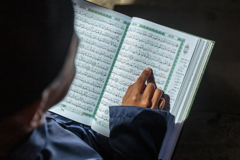 Ilustrasi membaca Al Quran. Foto: Shutterstock