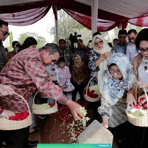 Sby Ziarah Ke Makam Ani Yudhoyono Bersama Keluarga Besar Sarwo Edhie Kumparan Com