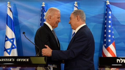 Joe Biden saat bertemu Benjamin Netanyahu di kantor perdana menteri di Yerusalem pada 9 Maret 2016. Foto: Debbie Hill/ POOL/ AFP