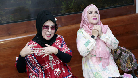 Penyanyi dangdut Elvy Sukaesih (kiri) bersama anaknya Fitria Sukaesih (kanan) saat konferensi pers terkait pernikahan Dhawiya di Jakarta, Selasa (26/3). Foto: Ronny