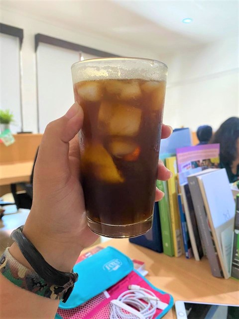 Ilustrasi kopi dengan banyak es batu. Foto: Toshiko/Kumparan