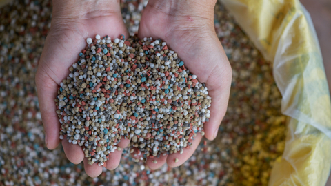 Ilustrasi pupuk  NPK. Foto: Shutterstock