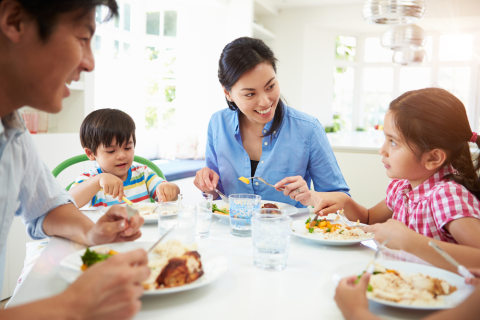 Ilustrasi makan bareng keluarga Foto: dok.shutterstock