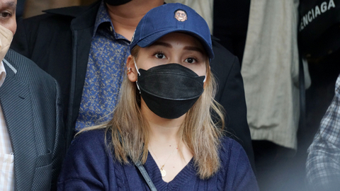 Artis Ayu Ting Ting usai dimintai keterangan terkait laporannya di Polda Metro Jaya, Selasa (14/9/2021). Foto: Jamal Ramadhan/kumparan