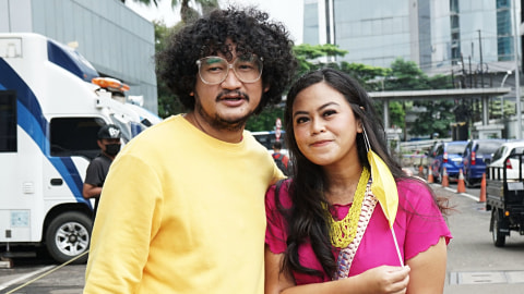 Artis Isa Bajaj bersama Istrinya Rahayu saat ditemui dikawasan Tendean, Jakarta, Kamis, (21/1/2021). Foto: Ronny