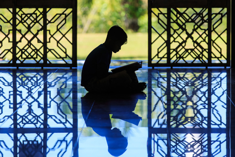 Ilustrasi membaca Al Quran. Foto: Shutterstock