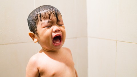 Ilustrasi anak balita takut mandi. Foto: Shutter Stock