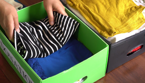Ilustrasi menyortir pakaian keluarga atau decluttering. Foto: Shutterstock 