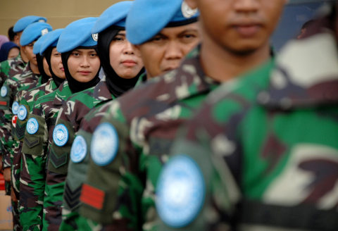 Anggota TNI Angkatan Darat mengikuti upacara pemberangkatan menuju Lebanon di Dermaga Pelabuhan Sukarno Hatta, Makassar, Sulawesi Selatan, Selasa (3/12). Foto:  ANTARA FOTO/Abriawan Abhe