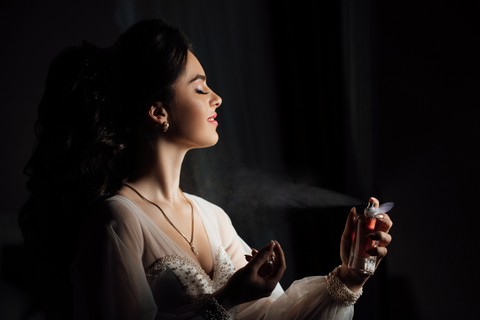Ilustrasi memakai parfum. Foto: Shutterstock