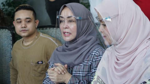 Artis senior Chintami Atmanegara bersama anaknya Dio Alif Utama . Foto: Dok. Ronny