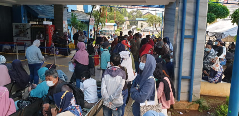 Antre demi sehat di rumah sakit di Jakarta. Foto: Dok. Prameswari