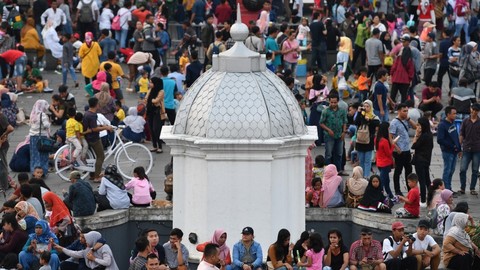 Warga menikmati wisata Kota Tua di Jakarta Barat, Jumat (7/6/2019). Foto: ANTARA FOTO/Sigid Kurniawan