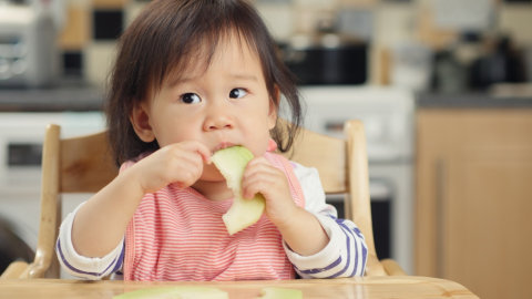 llustrasi bayi makan buah dingin. Foto: Shutterstock