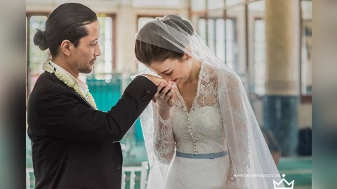 Edward Akbar dan Kimberly Ryder menikah. Foto: Instagram@/theuppermostphotography