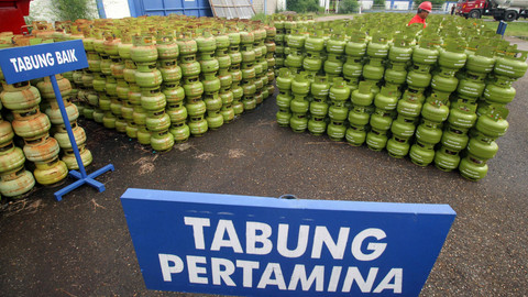 Pekerja memeriksa tabung kosong yang akan diisi di Stasiun Pengisian dan Pengangkutan Bulk Elpiji (SPPBE) Kuta Kandang, Lhokseumawe, Aceh, Jumat (25/10/2019). Foto: ANTARA FOTO/Rahmad