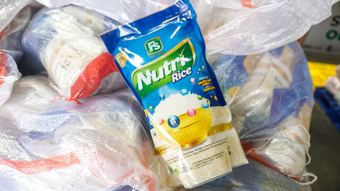 Beras fortifikasi FS Nutri Rice di Food Station Tjipinang, Pisangan, Jakarta pada Rabu (26/1/2022). Foto: Iqbal Firdaus/kumparan