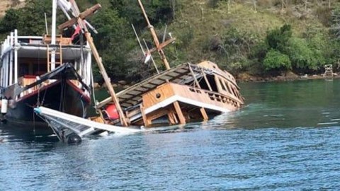 Salah satu kapal phinisi yang sering digunakan oleh wisatawan untuk berwisata di taman nasional komodo, tenggelam di perairan Labuna Bajo. Foto: Facebook/Sala Udink