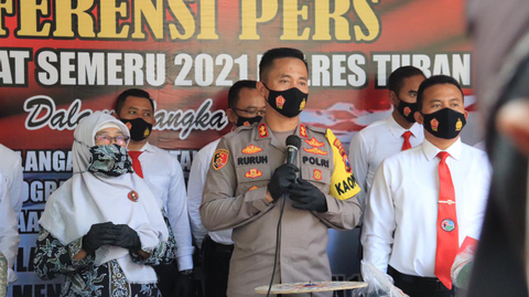 Kapolres Tuban, AKBP Ruruh Wicaksono dalam jumpa pers hasil Operasi Pekat Semeru 2021 di halaman mapolres setempat, Senin (12/4/2021). Foto: Dok. Istimewa