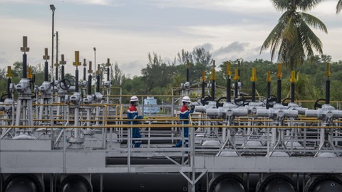 Pekerja PT Pertamina Hulu Rokan mengecek saluran pipa minyak yang menuju tangki pengumpul produksi minyak (Tank Farm) di Blok Rokan, Dumai, Riau. Foto: ANTARA FOTO/Nova Wahyudi