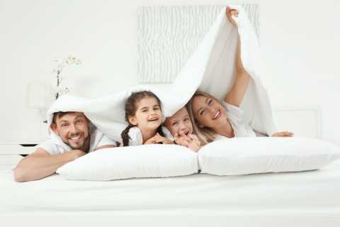 Ilustrasi keluarga staycation. Foto: Shutterstock