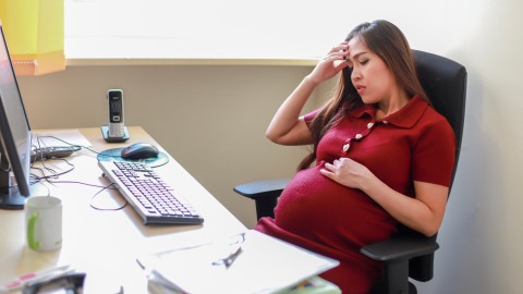Ilustrasi ibu hamil bekerja. Foto: Shutter Stock