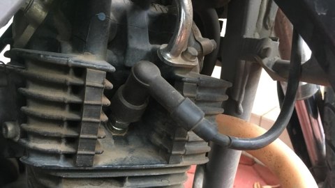 Kepala (Cop) Busi dan Pelindung Karetnya Foto: Alfons Yoshio/kumparan