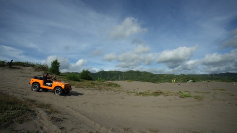 Wisatawan naik kendaraan jip melintasi kawasan wisata Gumuk Pasir, Parangkusumo, Bantul, D.I Yogyakarta. Foto: Andreas Fitri Atmoko/Antara Foto
