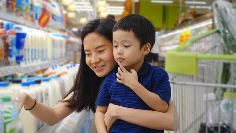 Ilustrasi anak ibu belanja. Foto: Shutter Stock