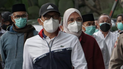 Bupati Probolinggo Puput Tantriana Sari (kanan) dan Anggota DPR RI Hasan Aminuddin (depan) tiba untuk menjalani pemeriksaan di Gedung KPK, Jakarta, Senin (30/8).  Foto: Jamal Ramadhan/kumparan