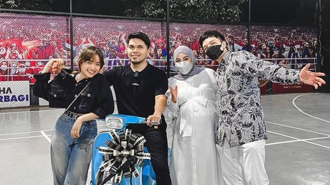 Atta Halilintar bersama Aurel, Thariq, dan Fuji.  Foto: Instagram/@attahalilintar