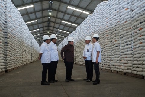 Menteri BUMN, Erick Thohir, mengecek stok kesediaan beras di Gudang Bulog. Foto: Helmi Afandi Abdullah/kumparan