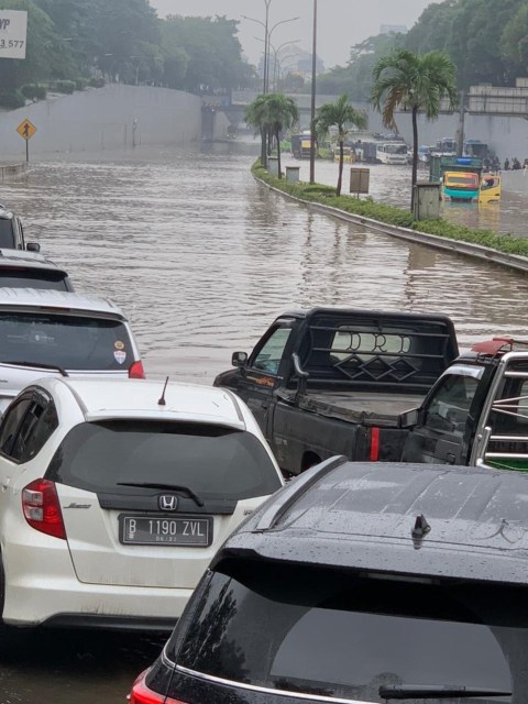 Cerita Warga Terjebak Macet 1,5 Jam karena Banjir di Tol JORR, Mesin Dimatikan