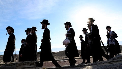Pria Yahudi berjalan di pantai di South Shields, Inggris. Foto: REUTERS/Lee Smith