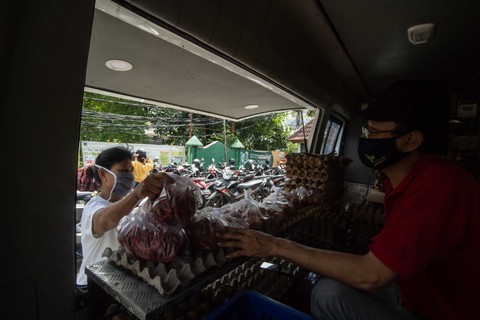 Petugas melayani pembeli telur ayam ras saat Gelar Pangan Murah (GMP) yang dilaksanakan oleh Kementerian Pertanian bekerja sama dengan Dinas Ketahanan Pangan, Kelautan dan Perikanan DKI Jakarta di Pasar Petojo Ilir, Jakarta, Senin (28/12/2020). Foto: Muhammad Adimaja/ANTARA FOTO