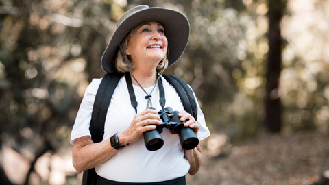 Ilustrasi nenek-nenek traveling. Foto: Shutter Stock