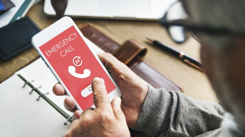 Ilustrasi menghubungi emergency number Foto: Shutter Stock