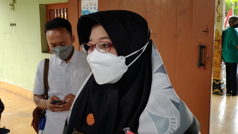 Kepala Dinkes Kota Yogyakarta Emma Rahmi Aryani saat meninjau vaksinasi di Museum Diponegoro, Kota Yogyakarta, Rabu (19/1/2022). Foto: Arfiansyah Panji Purnandaru/kumparan