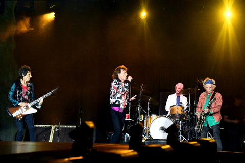 (Kiri-Kanan) Musisi Inggris Ronnie Wood, Mick Jagger, Charlie Watts dan Keith Richards dari The Rolling Stones. Foto: Boris Horvat/AFP