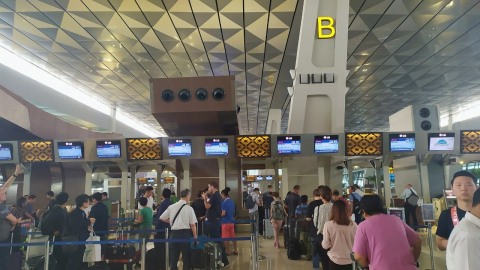 Counter check in di Terminal 3 Bandara Soetta yang sempat alami gangguan sistem IT. Foto: Maulana Ramadhan/kumparan