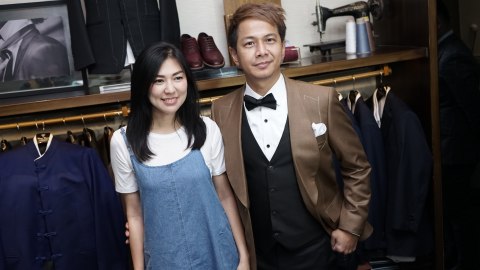 Penyanyi Delon dan Aida Chandra saat fitting baju pernikahan di Wong Hang, Grand Indonesia, Jakarta, Selasa, (15/10/2019). Foto: Ronny