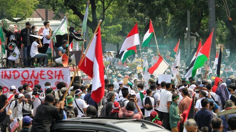 Masyarakat  protes terhadap Israel di luar kedutaan besar AS di Jakarta, Jumat (21/5/2024). Foto: Ajeng Dinar Ulfiana/REUTERS