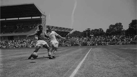 Legenda Sepakbola Indonesia Andi Ramang saat menghadapi Uni Soviet di Olimpiade Melbourne 1956 Foto: www.fifa.com